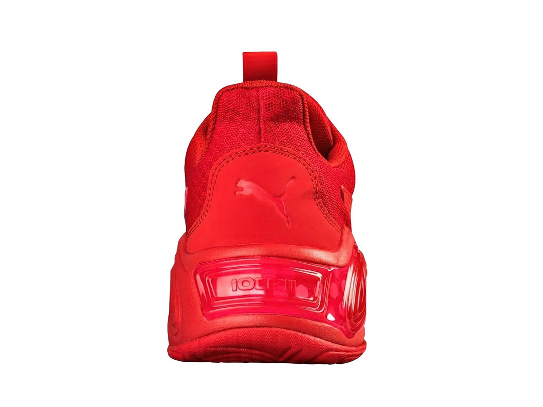 Tenis deportivos PUMA color rojo con suela gruesa y malla transpirable.