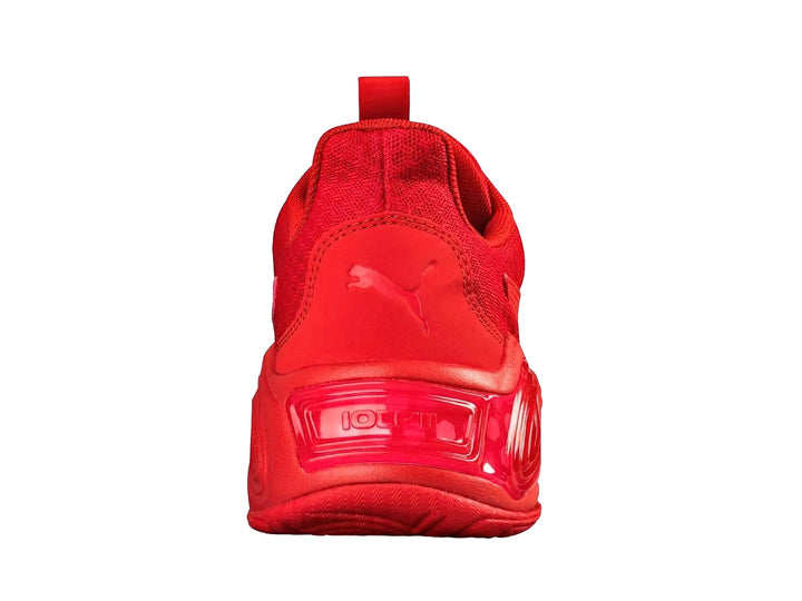 Tenis deportivos PUMA color rojo con suela gruesa y malla transpirable.