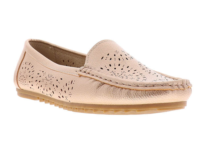 Zapato tipo mocasín color rosa dorado con detalles perforados y suela beige.