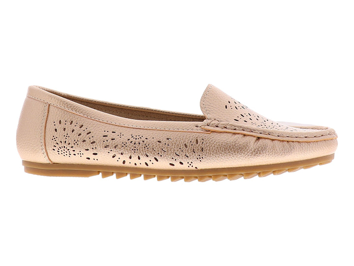 Zapato tipo mocasín color rosa dorado con detalles perforados y suela beige.