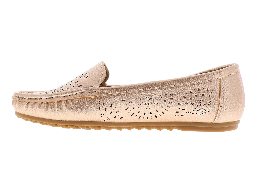 Zapato tipo mocasín color rosa dorado con detalles perforados y suela beige.