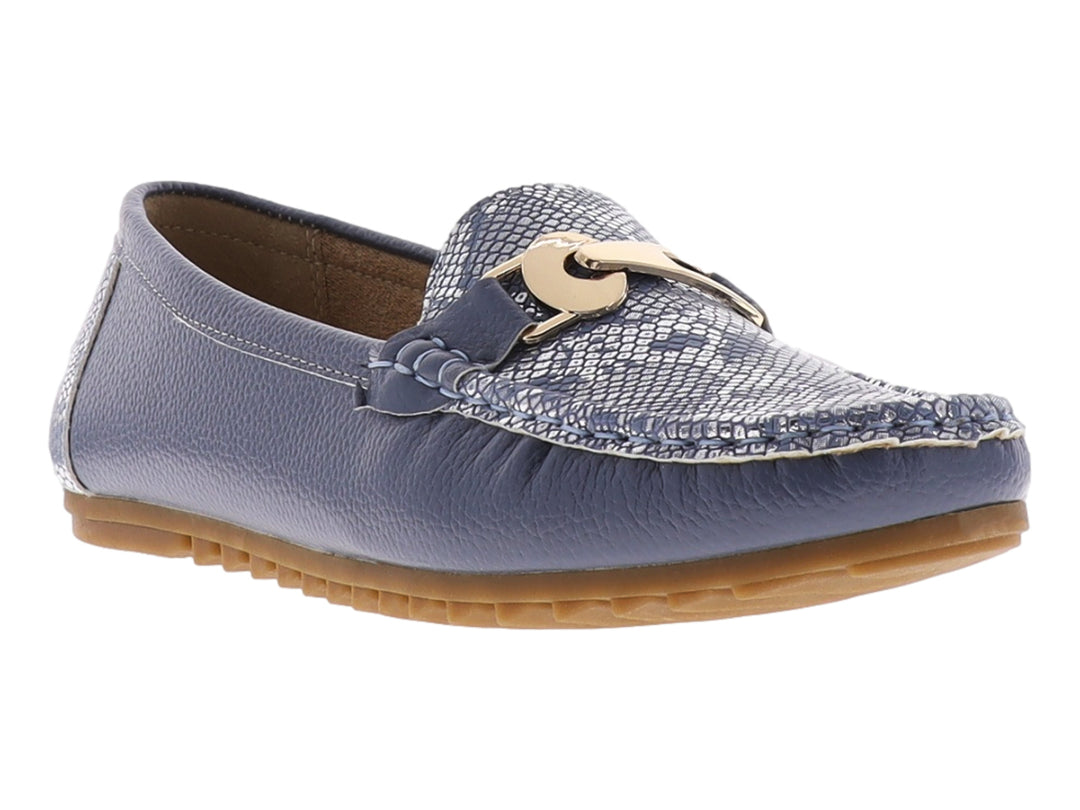 Zapato mocasín azul con adorno dorado y suela color café.