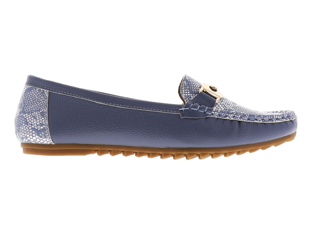 Zapato mocasín azul con adorno dorado y suela color café.