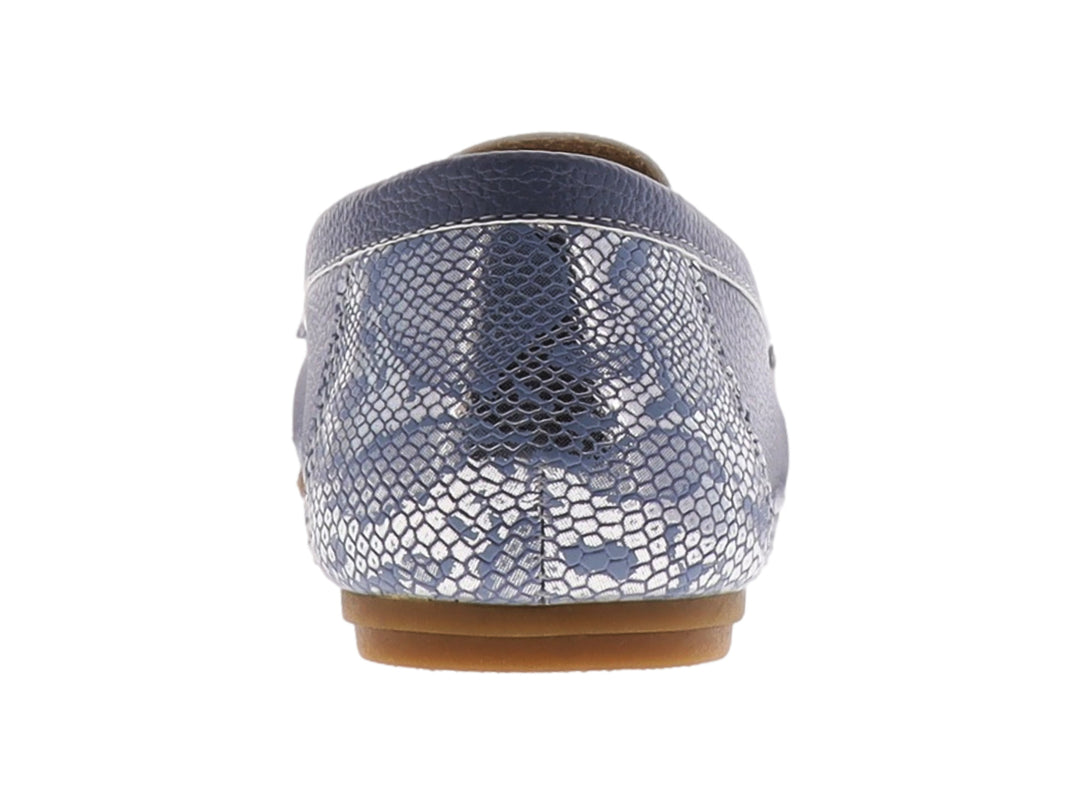 Zapato mocasín azul con adorno dorado y suela color café.