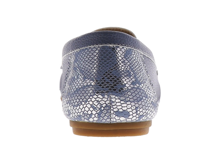 Zapato mocasín azul con adorno dorado y suela color café.