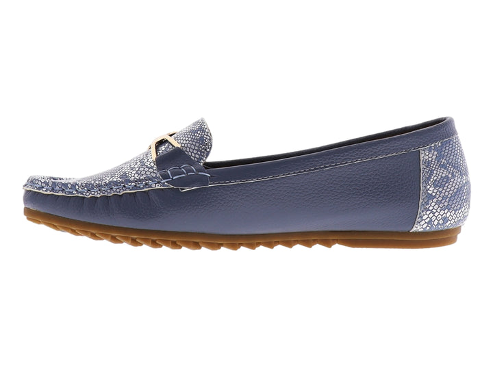 Zapato mocasín azul con adorno dorado y suela color café.