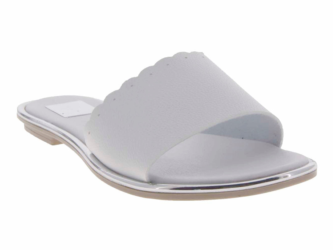 Sandalia blanca de estilo deslizable con borde festoneado y detalle plateado en la suela.