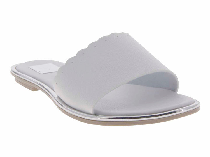 Sandalia blanca de estilo deslizable con borde festoneado y detalle plateado en la suela.