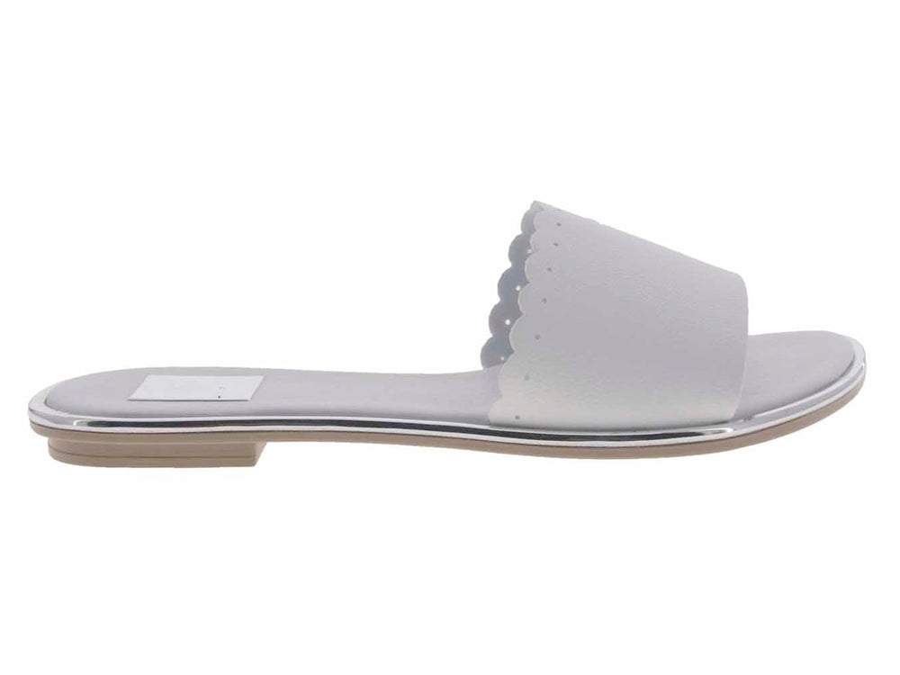 Sandalia blanca de estilo deslizable con borde festoneado y detalle plateado en la suela.