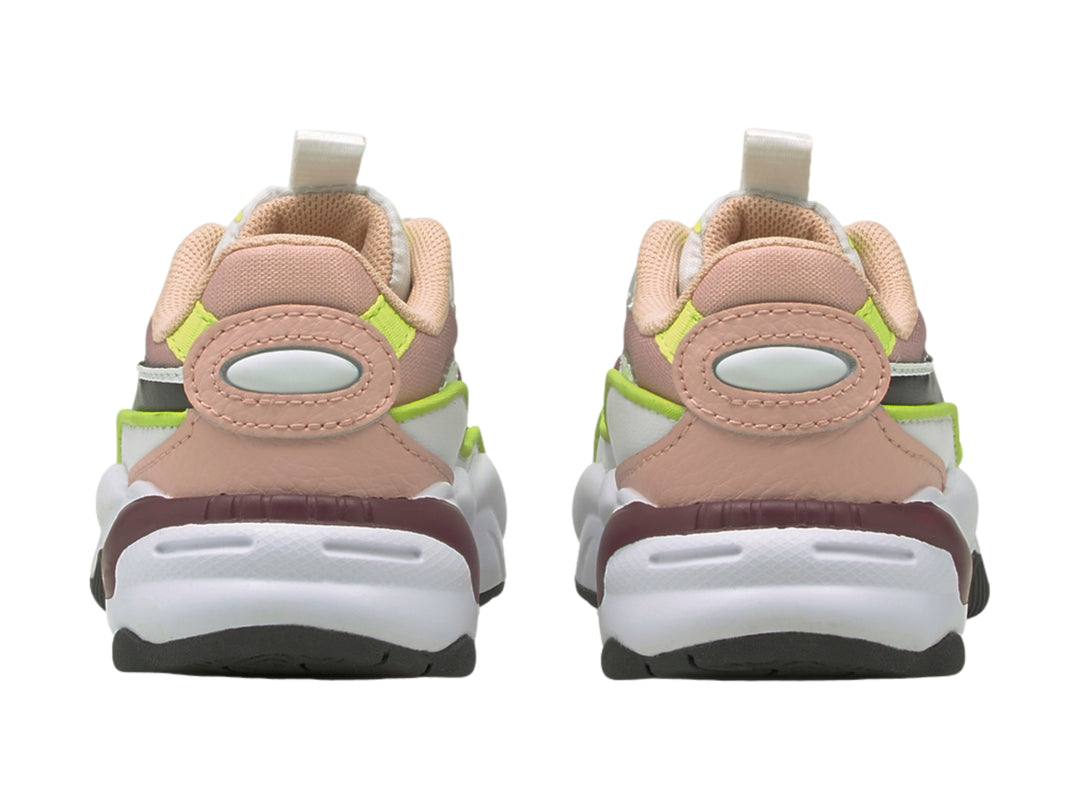 Tenis PUMA RS2K Space AC infantiles multicolor con suela blanca robusta y detalles en verde lima.