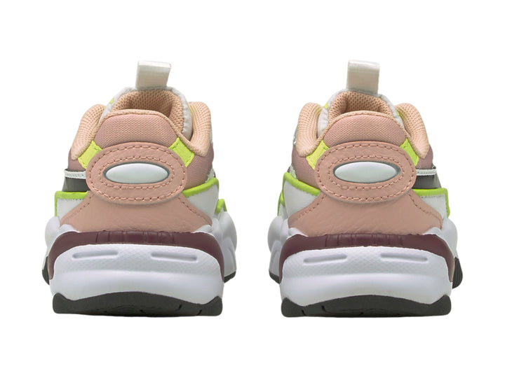 Tenis PUMA RS2K Space AC infantiles multicolor con suela blanca robusta y detalles en verde lima.