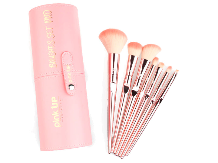 Set de brochas de maquillaje Pink Up con estuche rosa y mangos en color oro rosa sobre fondo blanco.