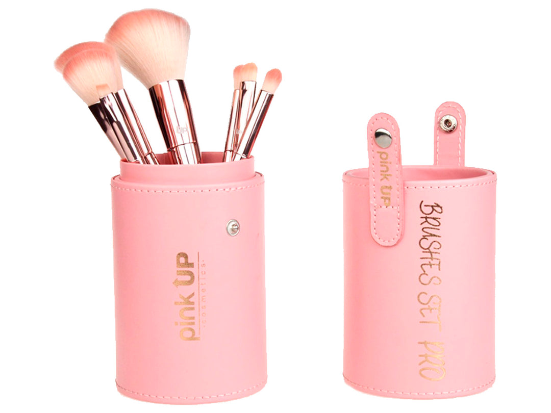 Set de brochas de maquillaje Pink Up con estuche rosa y mangos en color oro rosa sobre fondo blanco.