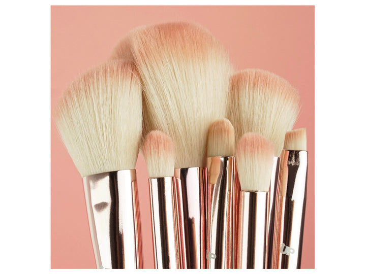 Set de brochas de maquillaje Pink Up con estuche rosa y mangos en color oro rosa sobre fondo blanco.