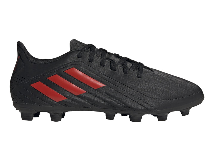 Zapato de fútbol Adidas color negro con tres franjas rojas y suela de tacos.