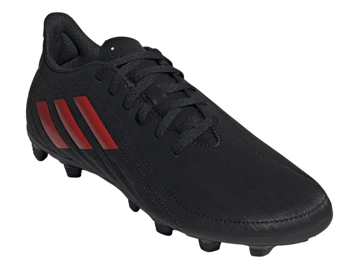Zapato de fútbol Adidas color negro con tres franjas rojas y suela de tacos.