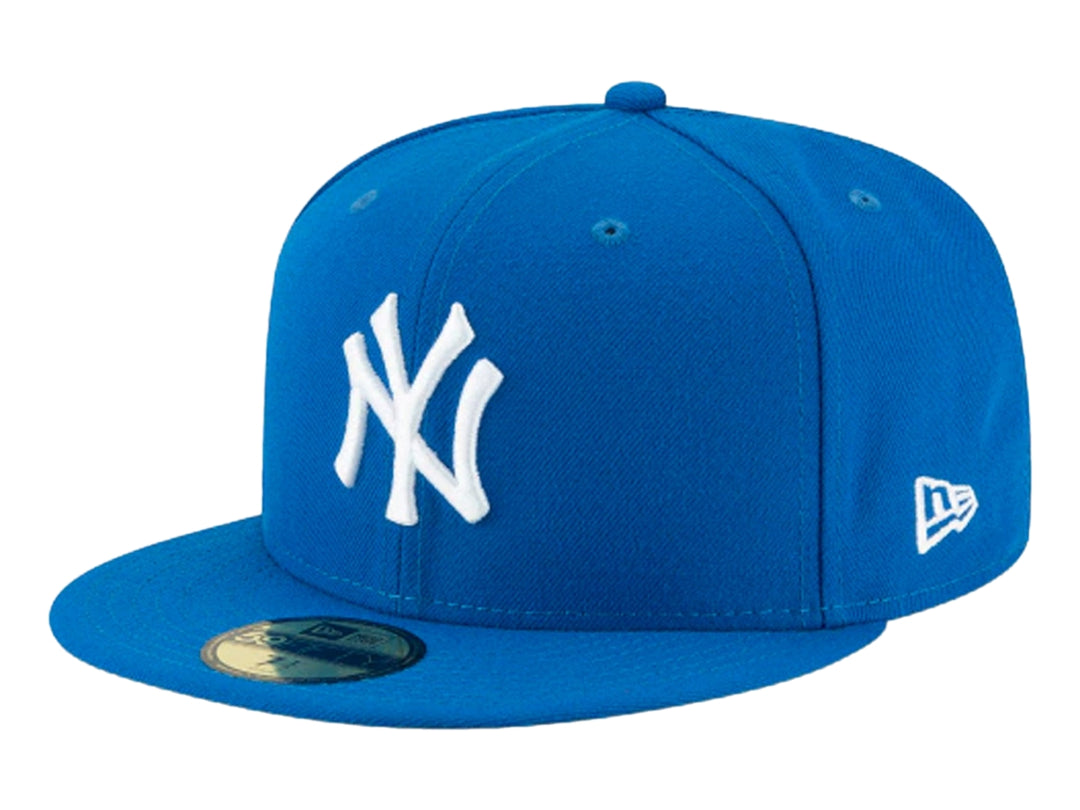 Gorra New Era de color azul medio con logotipo blanco bordado al frente y visera plana.
