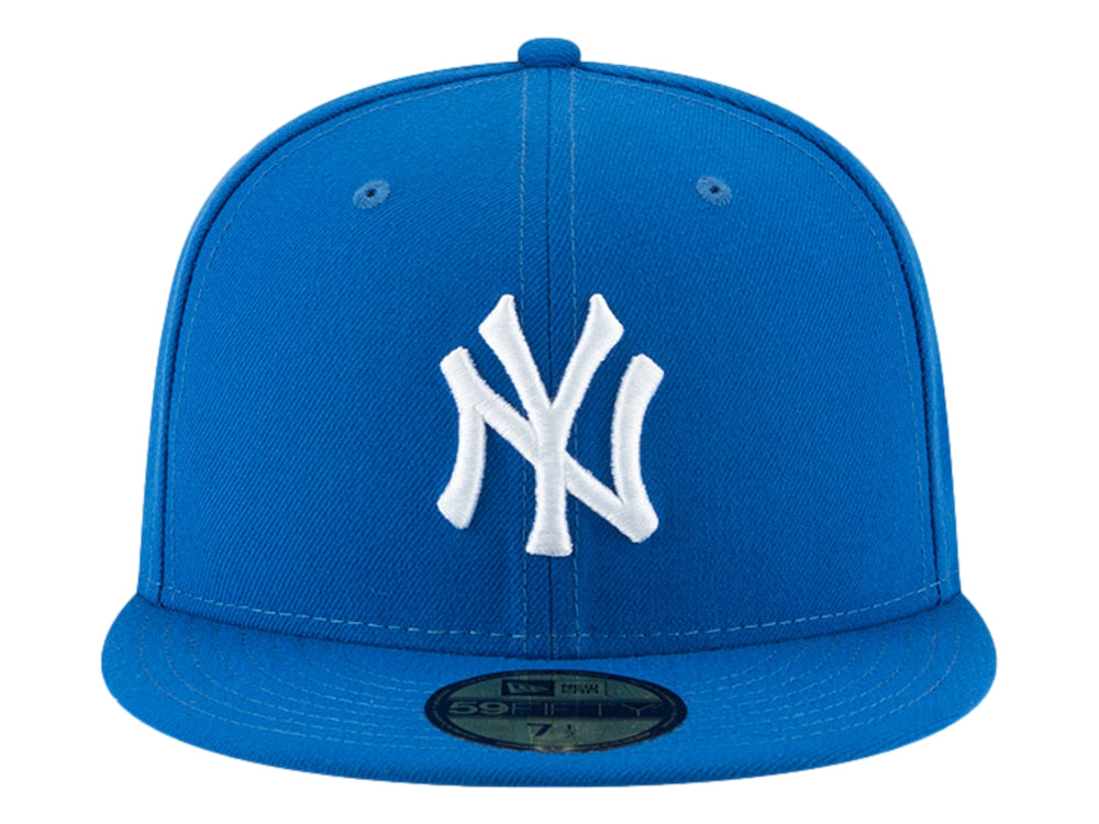 Gorra New Era de color azul medio con logotipo blanco bordado al frente y visera plana.