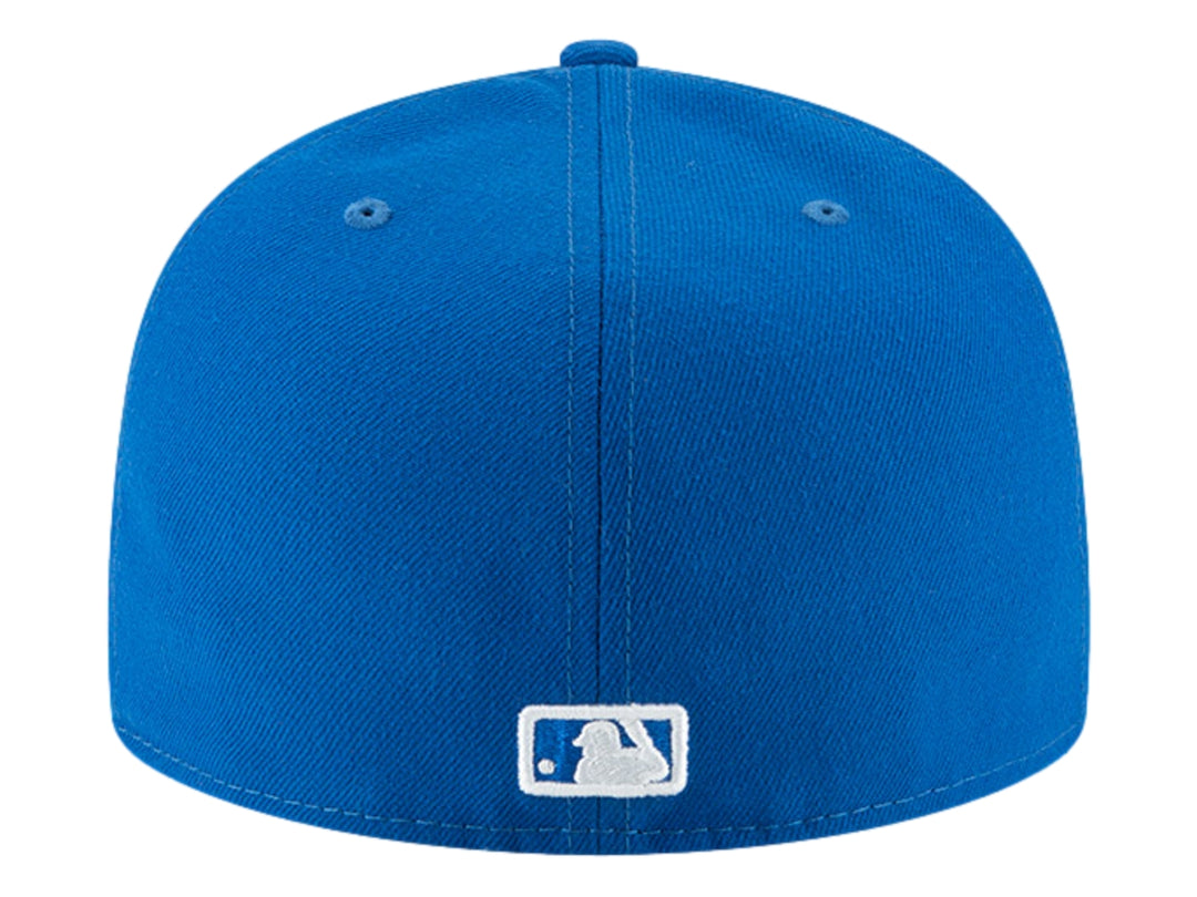 Gorra New Era de color azul medio con logotipo blanco bordado al frente y visera plana.