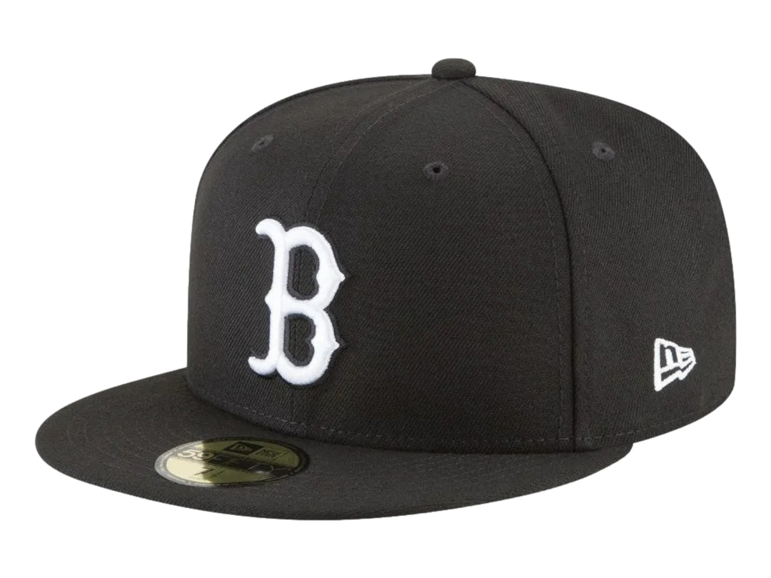 Gorra New Era de color negro con visera plana y logotipo blanco bordado al frente.