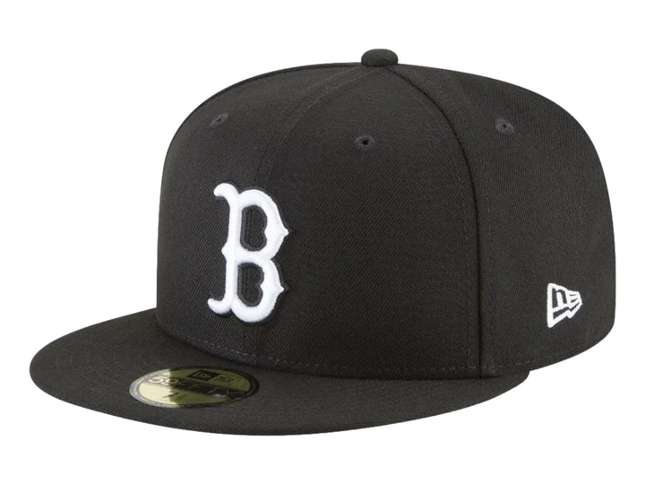 Gorra New Era de color negro con visera plana y logotipo blanco bordado al frente.