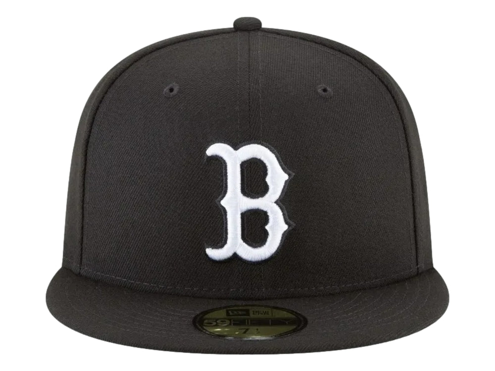 Gorra New Era de color negro con visera plana y logotipo blanco bordado al frente.