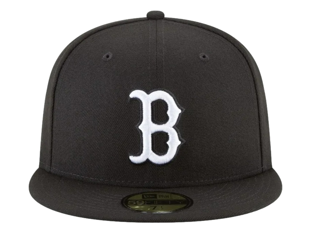 Gorra New Era de color negro con visera plana y logotipo blanco bordado al frente.