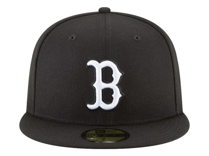 Gorra New Era de color negro con visera plana y logotipo blanco bordado al frente.