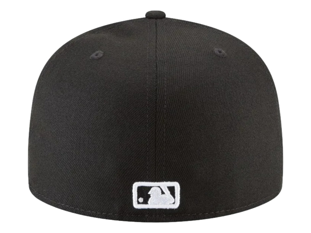 Gorra New Era de color negro con visera plana y logotipo blanco bordado al frente.