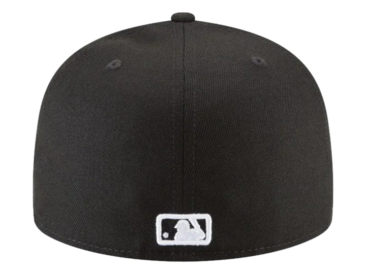 Gorra New Era de color negro con visera plana y logotipo blanco bordado al frente.