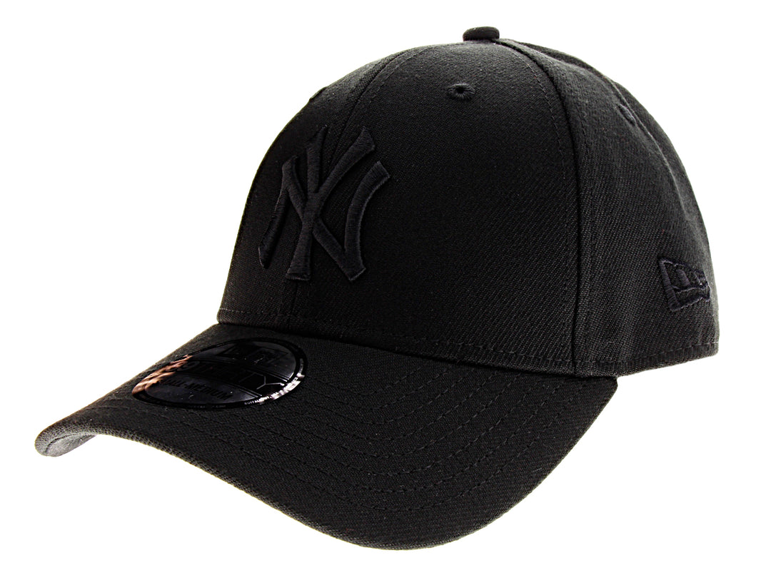 Gorra de béisbol New Era color negro con logotipo de New York Yankees bordado en tono sobre tono.