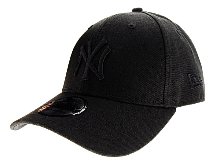 Gorra de béisbol New Era color negro con logotipo de New York Yankees bordado en tono sobre tono.