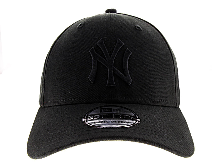 Gorra de béisbol New Era color negro con logotipo de New York Yankees bordado en tono sobre tono.
