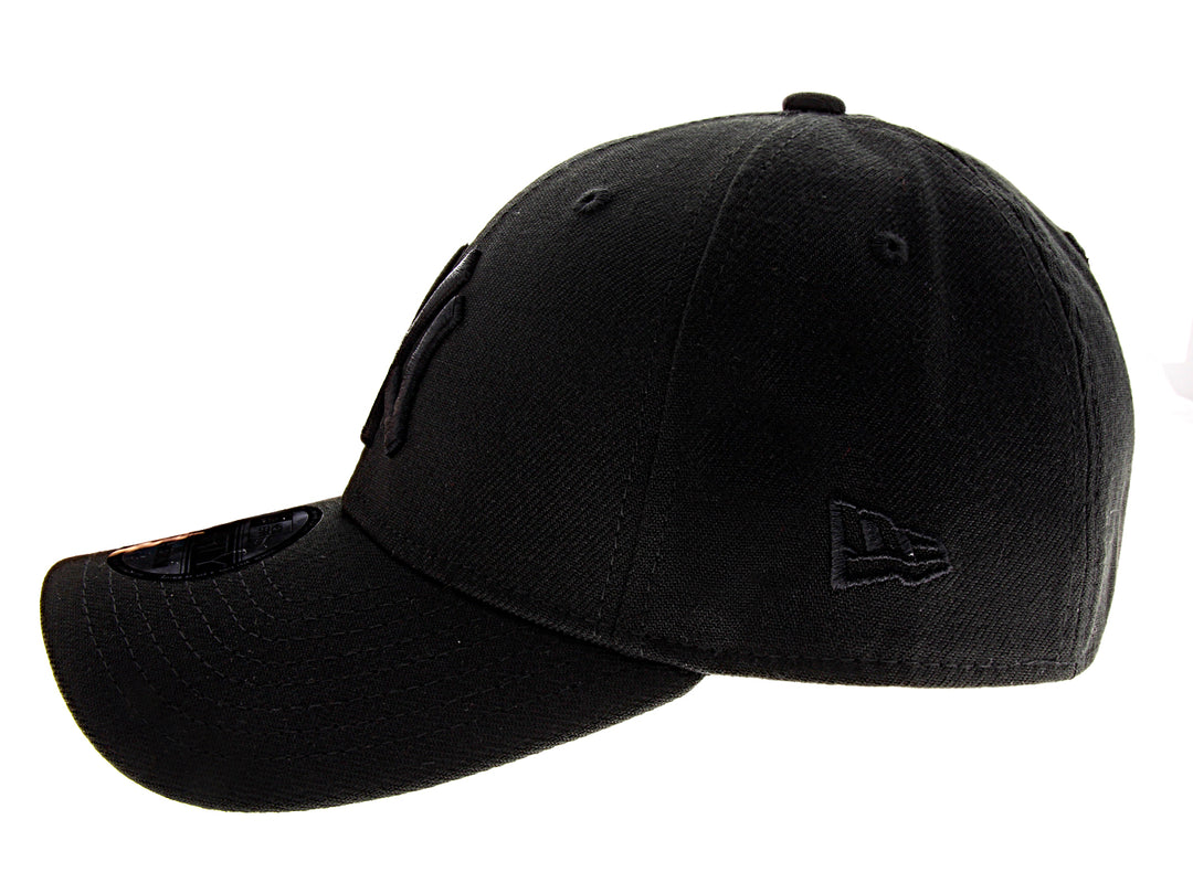 Gorra de béisbol New Era color negro con logotipo de New York Yankees bordado en tono sobre tono.