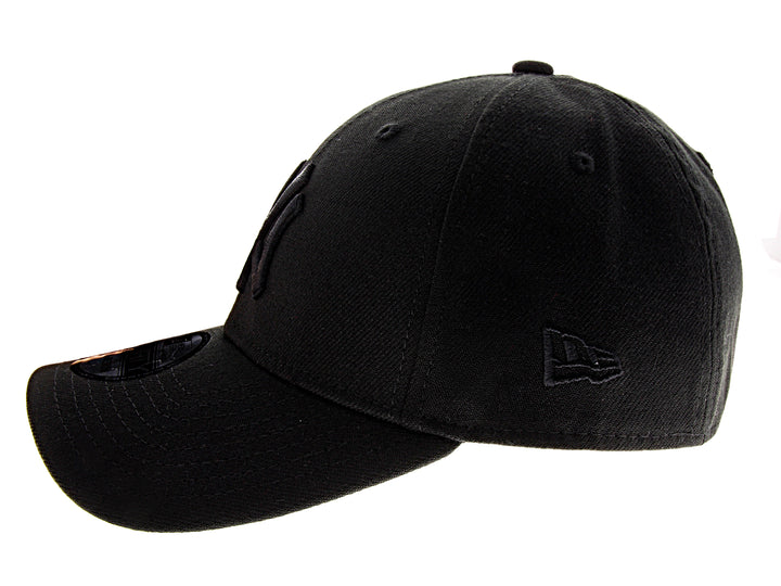 Gorra de béisbol New Era color negro con logotipo de New York Yankees bordado en tono sobre tono.