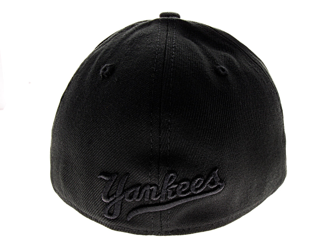 Gorra de béisbol New Era color negro con logotipo de New York Yankees bordado en tono sobre tono.