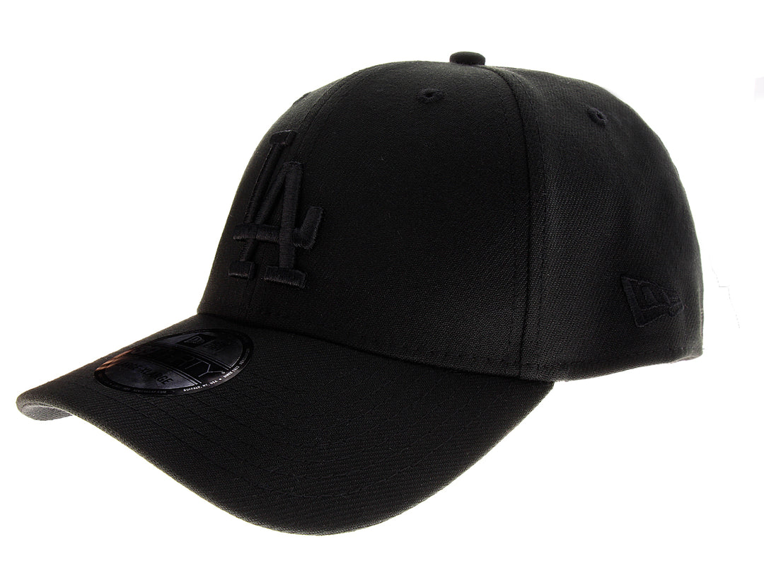 Gorra de béisbol New Era color negro con logotipo de Los Angeles Dodgers bordado en el frente.