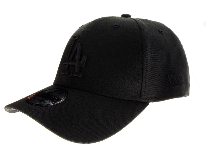 Gorra de béisbol New Era color negro con logotipo de Los Angeles Dodgers bordado en el frente.