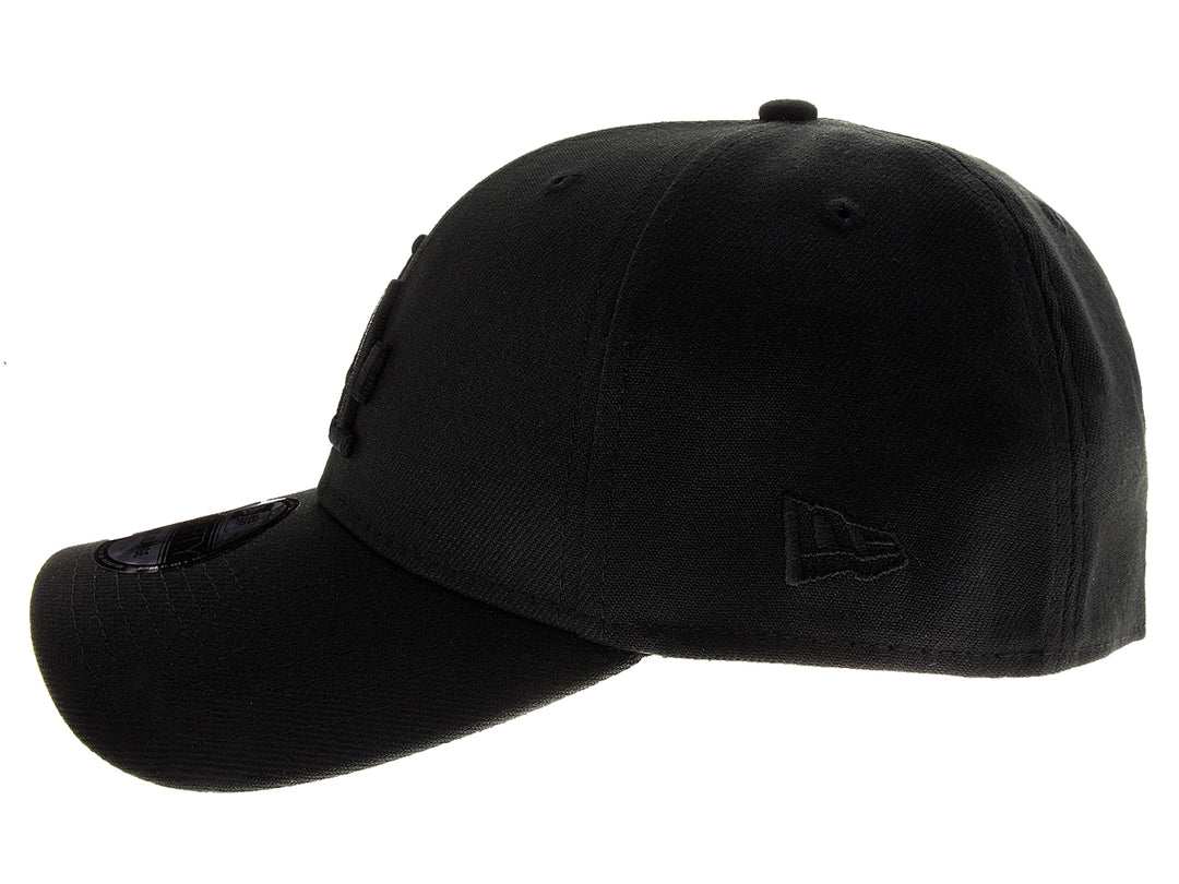Gorra de béisbol New Era color negro con logotipo de Los Angeles Dodgers bordado en el frente.