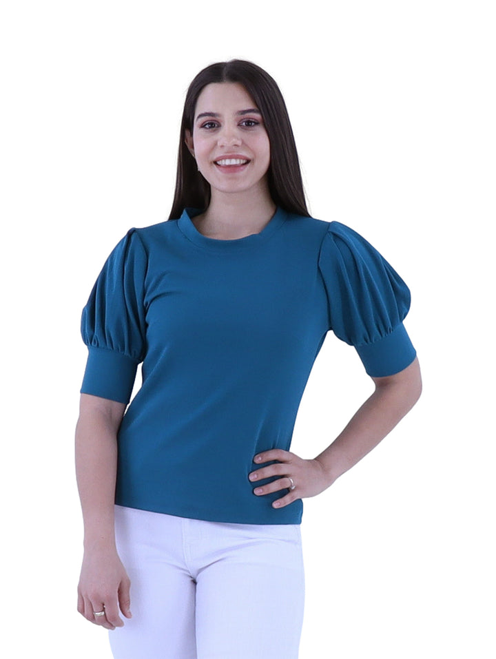 Mujer vistiendo una blusa color petróleo con mangas abullonadas y cuello redondo.