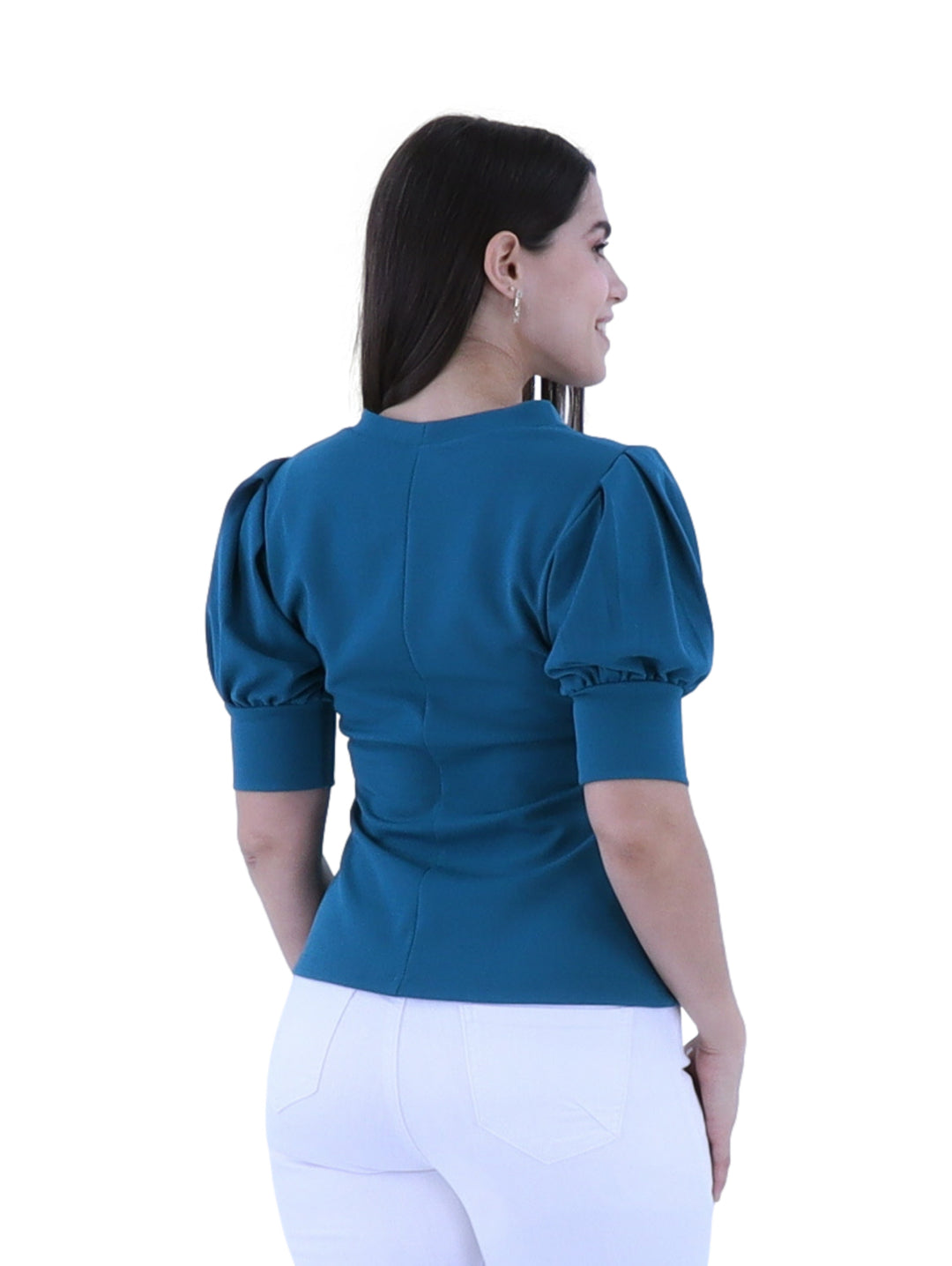 Mujer vistiendo una blusa color petróleo con mangas abullonadas y cuello redondo.