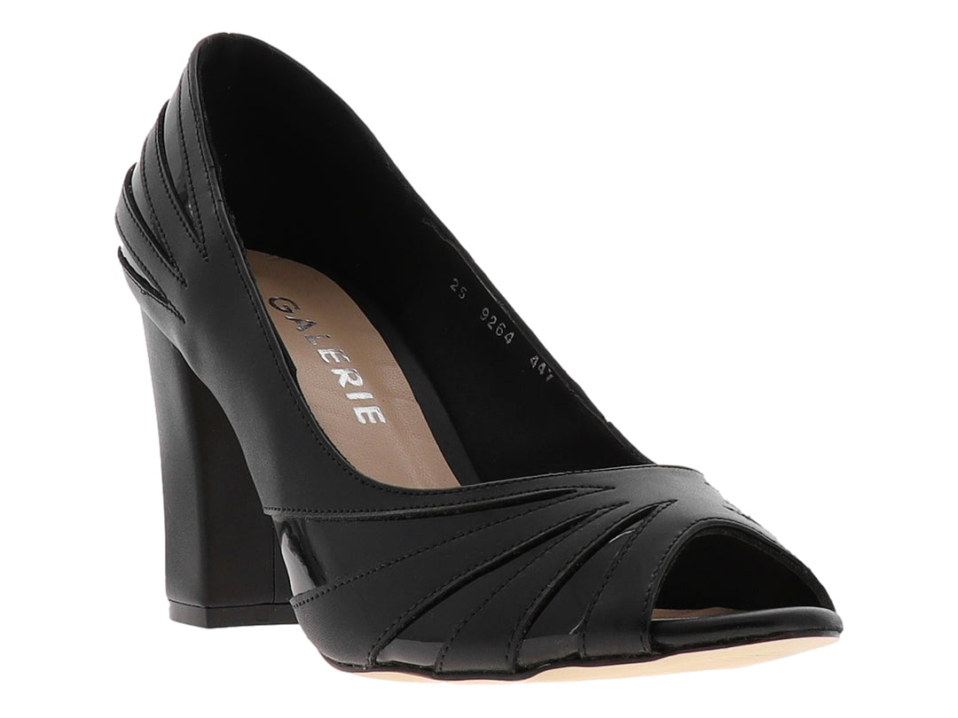 Zapato de tacón alto color negro con punta abierta y acabado brillante para mujer.