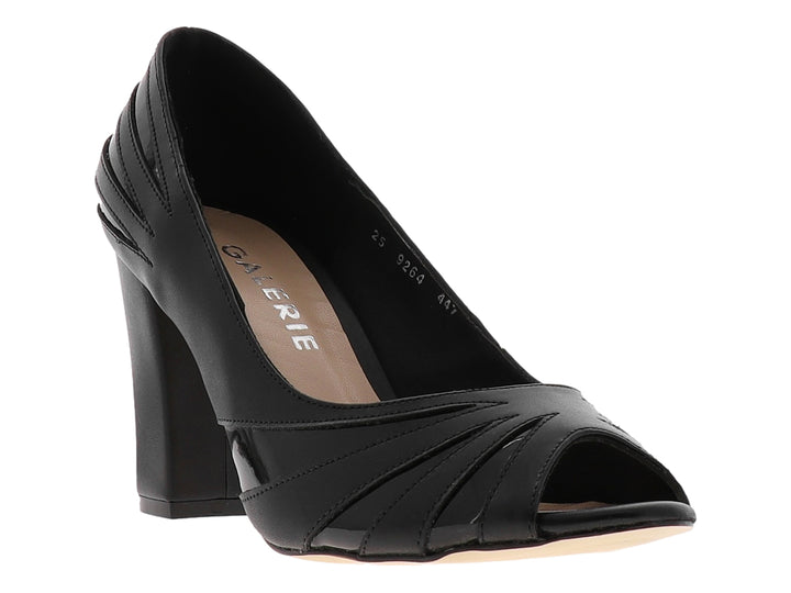 Zapato de tacón alto color negro con punta abierta y acabado brillante para mujer.