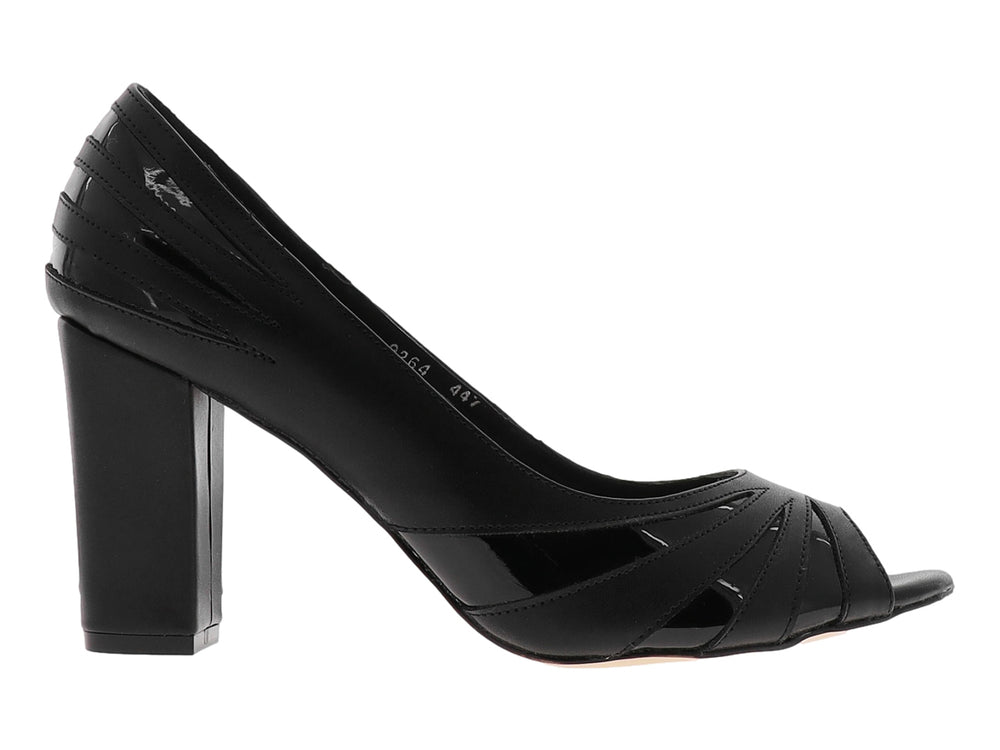 Zapato de tacón alto color negro con punta abierta y acabado brillante para mujer.