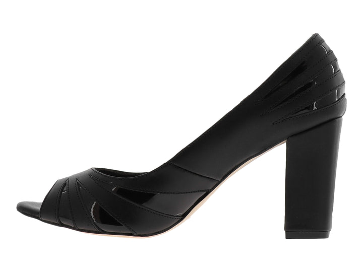 Zapato de tacón alto color negro con punta abierta y acabado brillante para mujer.