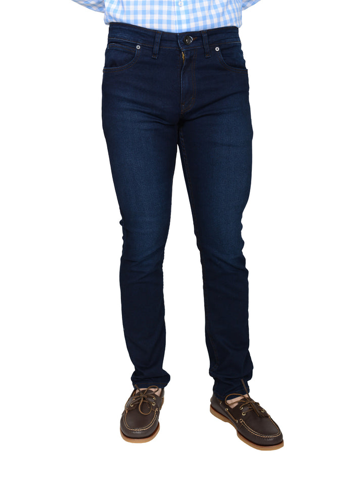 Pantalón de mezclilla azul marino para hombre con corte ajustado.