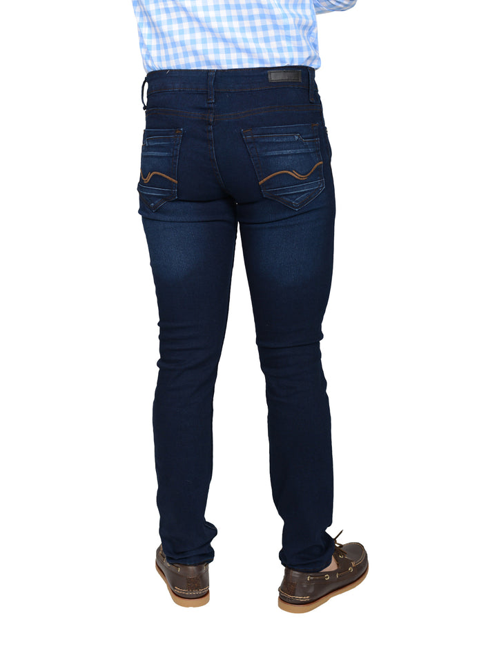 Pantalón de mezclilla azul marino para hombre con corte ajustado.
