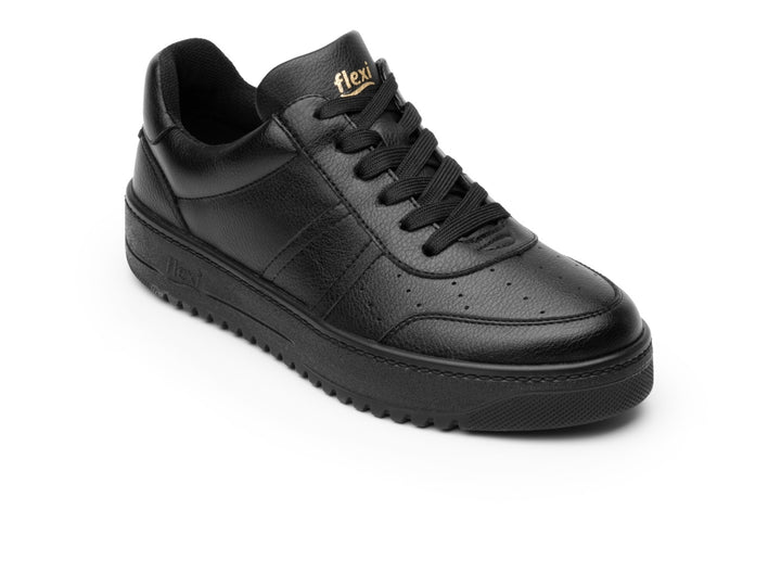 Tenis Flexi color negro para mujer con agujetas y suela gruesa.