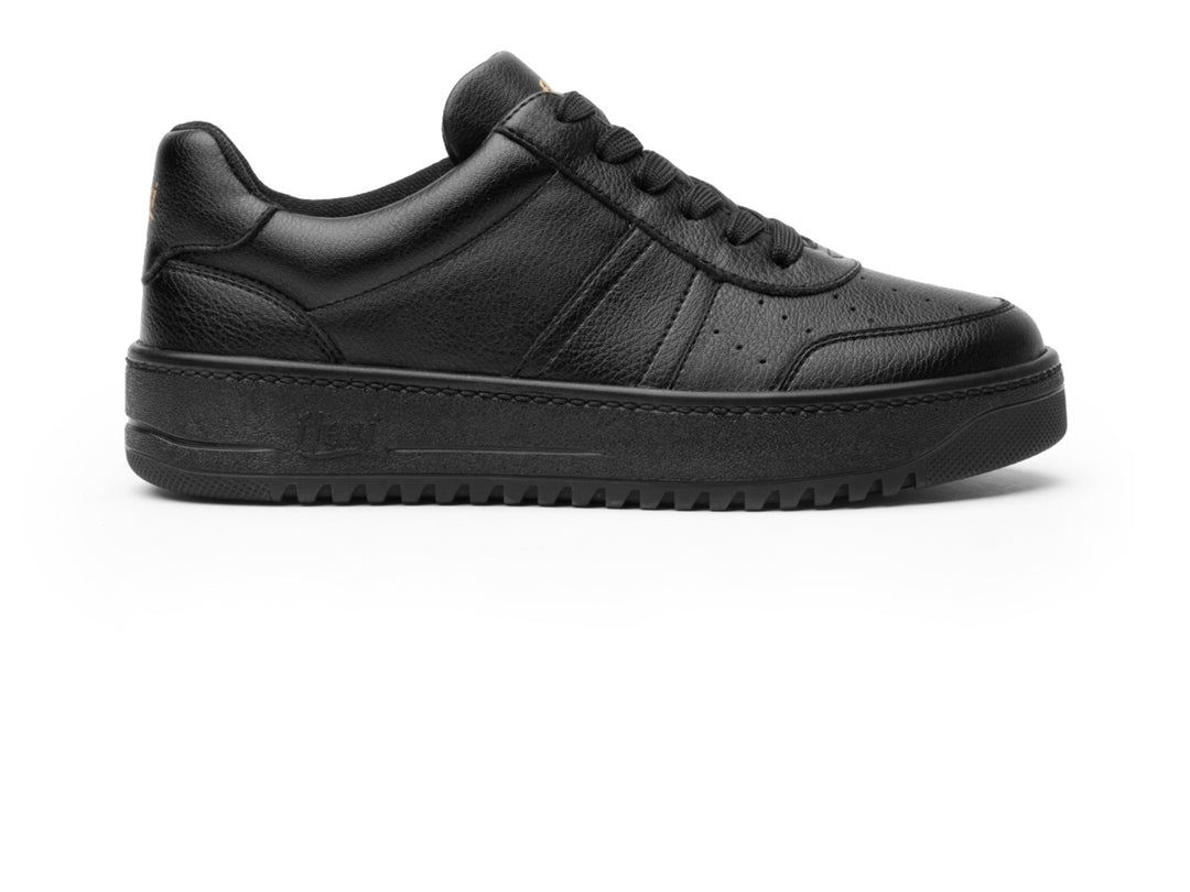 Tenis Flexi color negro para mujer con agujetas y suela gruesa.