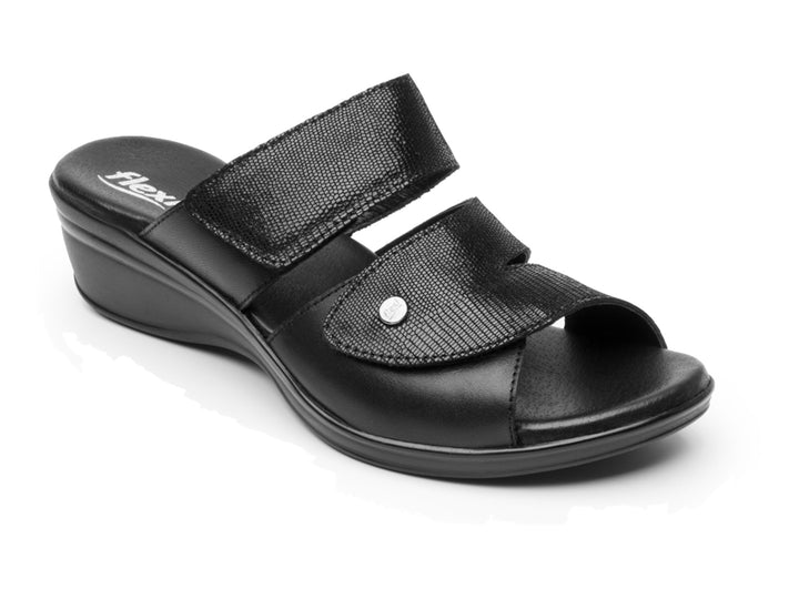 Sandalia Flexi para mujer en color negro con dos correas anchas y suela ergonómica.